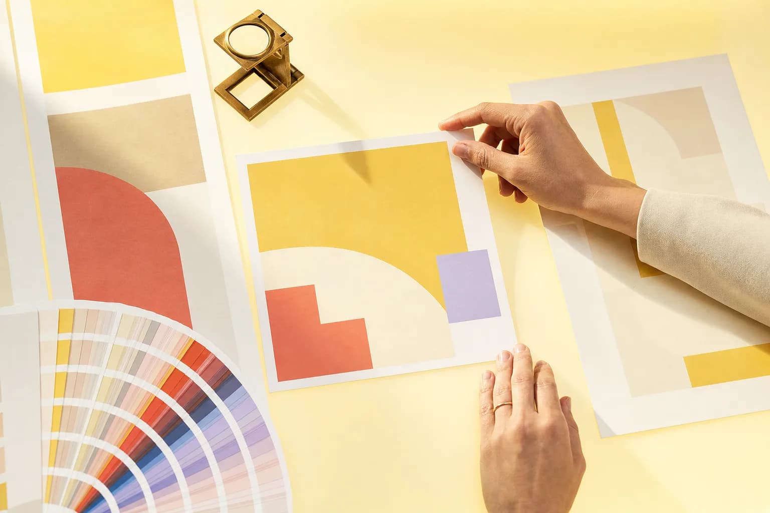 Pruebas de diseño sin texto y muestras de color sobre una mesa de luz amarilla